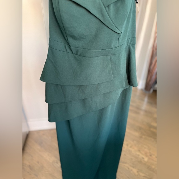 NWT. Xscape Off the Shoulder Scuba Crepe Column Gown. Size 16W - Picture 12 of 16